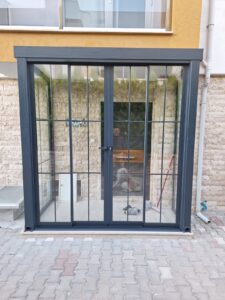 karolajlı villa giriş rüzgarlık cam kapı sistemi