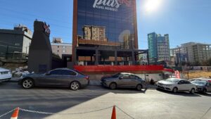 Dış mekan kış bahçesi cam sistemli modern yapı uygulaması