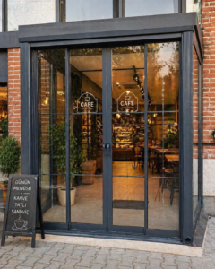 Kafe restoran giriş rüzgarlık cam sistem modern sürgülü camlı kafe girişi