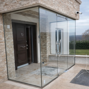 Villa giriş frameless cam rüzgarlık köşe kapama sistemi