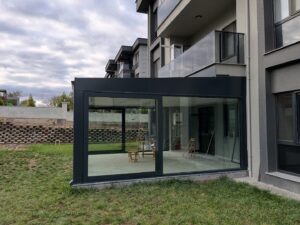 Dış mekan kış bahçesi cam sistemli modern veranda kapatma uygulaması