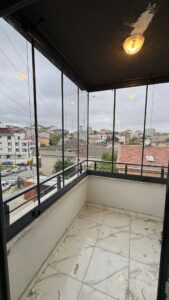 cam balkon sistemi ile kapatılmış balkon kış bahçesi modeli