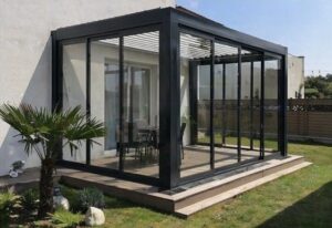 Modern kış bahçesi cam sistemleri ile tasarlanmış şık ve kullanışlı yaşam alanı