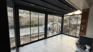 pergola balkon kış bahçesi sistemi cam kapamalı modern tasarım