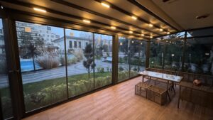 Kafe ve restoran için sürgülü cam kapatma sistemi şık dış mekan çözümü