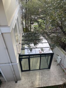 Cam tavanlı kış bahçesi sistemi ile modern ve aydınlık yaşam alanı