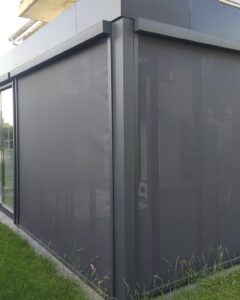 Zip perdeli balkon uygulaması rüzgar ve güneş koruma sistemi