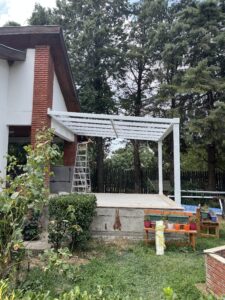 kış bahçesi yapım aşaması bahçe alanında iskelet kurulum çalışması