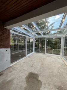 Cam tavanlı dış mekan kış bahçesi sürgülü cam sistem uygulaması