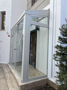 villa giriş rüzgarlık cam kapı sistemi dar giriş uygulaması