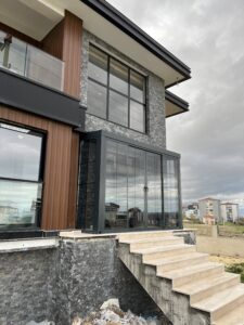 modern villa giriş rüzgarlık cam sistem uygulaması