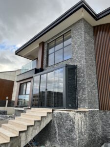 villa giriş rüzgarlık modeli cam ve modern tasarım