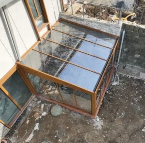 bahçede cam tavanlı kış bahçesi yapım aşaması