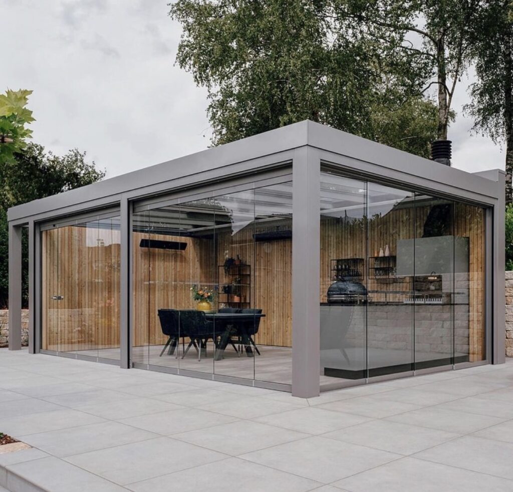 Alüminyum ve cam kombinasyonu ile modern kış bahçesi örneği