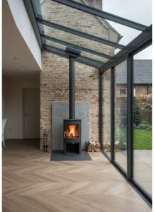 modern şömineli kış bahçesi cam sistem ve metal soba tipi şömine tasarımı