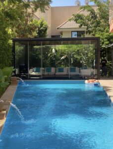 Havuz başında cam kapalı modern kış bahçesi pergola sistemi villa bahçesi