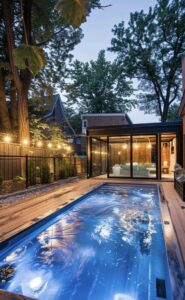 Villa bahçesinde havuz yanında cam kapalı modern kış bahçesi sistemi