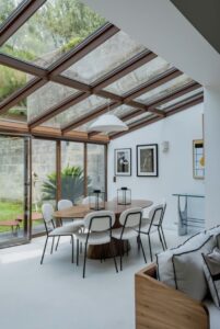 Bu görselde ahşap taşıyıcı sistem ile tasarlanmış cam kapalı hazır kış bahçesi modeli yer almaktadır. Doğal görünümü ile dikkat çeken bu hazır kış bahçesi, hem estetik hem de konforlu bir yaşam alanı sunar. Isı yalıtımlı cam sistemleri sayesinde dört mevsim kullanım imkanı sağlar.