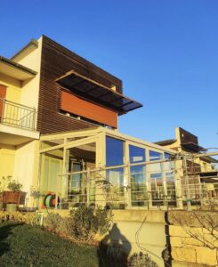 Beşiktaş’ta modern villa için cam kış bahçesi ve teras kapama sistemi