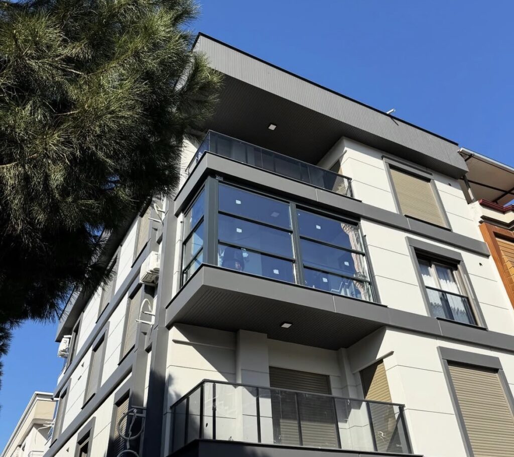 2026 giyotin cam kış bahçesi modeli modern balkon uygulaması