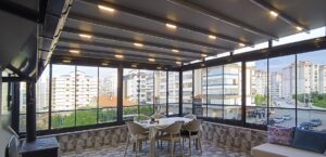 teras kapama alüminyum cam sistem modern kış bahçesi iç mekan