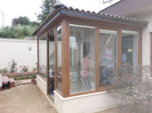 Enez’de Nur Kış Bahçesi tarafından yapılan bu cam tavan kış bahçesi sistemi, sürgülü cam panelleri ile esnek kullanım sunar. Isı yalıtımlı cam ve dayanıklı alüminyum yapısı sayesinde dört mevsim konforlu ve uzun ömürlü kullanım sağlar.