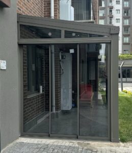 Sandviç panel kış bahçesi giriş modeli cam kapı sistemli veranda