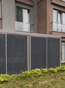 Bu görselde modern kış bahçesi için uygulanmış sürgülü sineklik sistemi yer almaktadır. Geniş cam alanlara uyum sağlayan bu sistem, sinek ve haşerelere karşı etkili koruma sunarken doğal hava akışını engellemez. Estetik ve kullanışlı yapısıyla kış bahçelerinde sıkça tercih edilir.