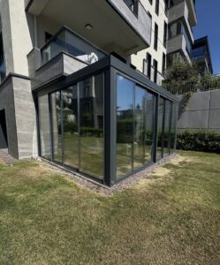 Tokat kış bahçesi villa yanına yapılan cam kapalı kış bahçesi sistemi