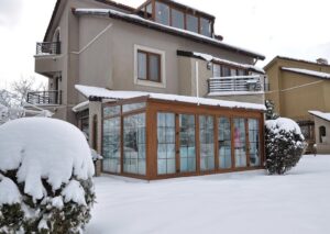 Niksar kış bahçesi karlı havada kullanılan cam kapalı kış bahçesi Nur Kış Bahçesi