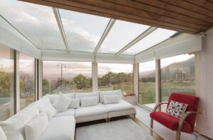 Karşıyaka kış bahçesi cam tavanlı modern oturma alanı