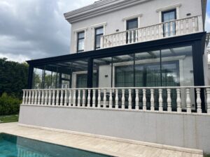 Geniş cam paneller ve alüminyum konstrüksiyon ile tasarlanmış modern kış bahçesi modeli