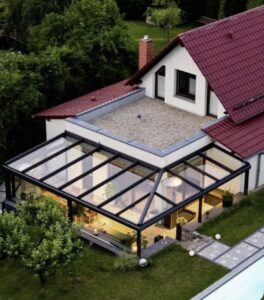 Villa terasına uygulanan modern cam ve alüminyum kış bahçesi sistemi