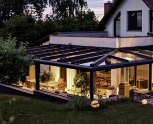 Villa dekorasyonunda kullanılan modern pergola ve cam kış bahçesi sistemi