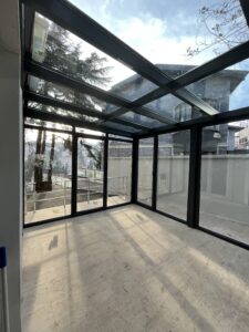Kaş müstakil kış bahçesi modeli, cam tavan ve alüminyum profilli modern dış mekan kış bahçesi uygulaması