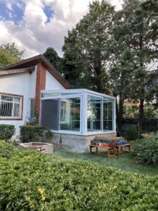 Yaptığımız cam kaplamalı modern dış mekan kış bahçesi uygulaması