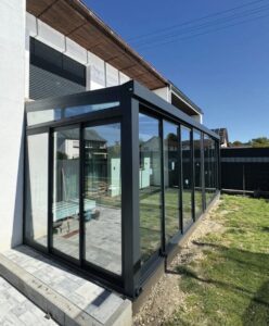 Şeffaf cam tavanlı alüminyum kış bahçesi modeli ve modern kış bahçesi uygulaması