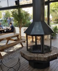 merkezi şömineli kış bahçesi açık veranda metal şömine modern tasarım