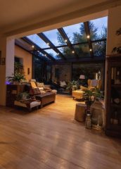 Sürgülü cam ve alüminyum profiller ile yapılan teras kış bahçesi sistemi, hem estetik hem de kullanışlı bir yaşam alanı sunar.