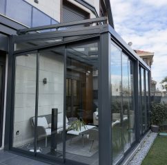 Villa tipi dış mekan kış bahçesi cam sistemli modern uygulama