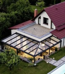 Villa terasına uygulanan modern cam ve alüminyum kış bahçesi sistemi